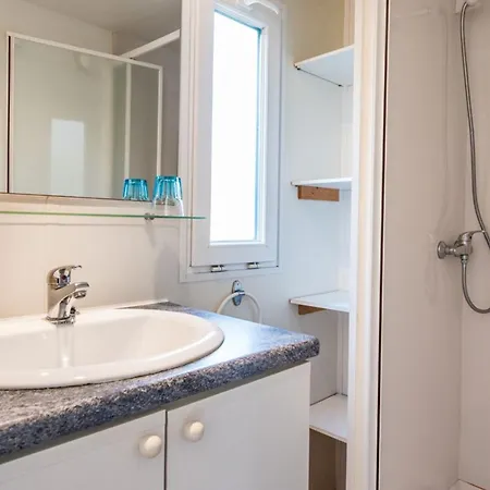 Mobil-home Confortable - 4 Pers. - Api-1-52-2009 * Grand-Aigueblanche