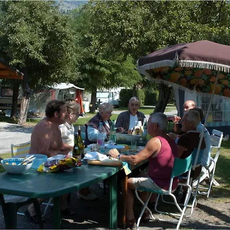 Mobil-home Confortable - 4 Pers. - Api-1-52-2009 * Grand-Aigueblanche